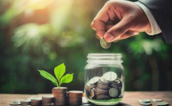 Man som sätter mynt i en burk