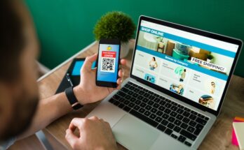 Man som handlar på nätet