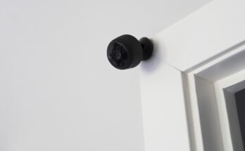 Liten svart övervakningskamera