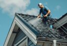 Man som tvättar tak