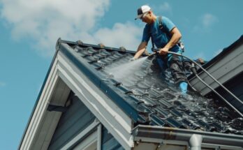 Man som tvättar tak